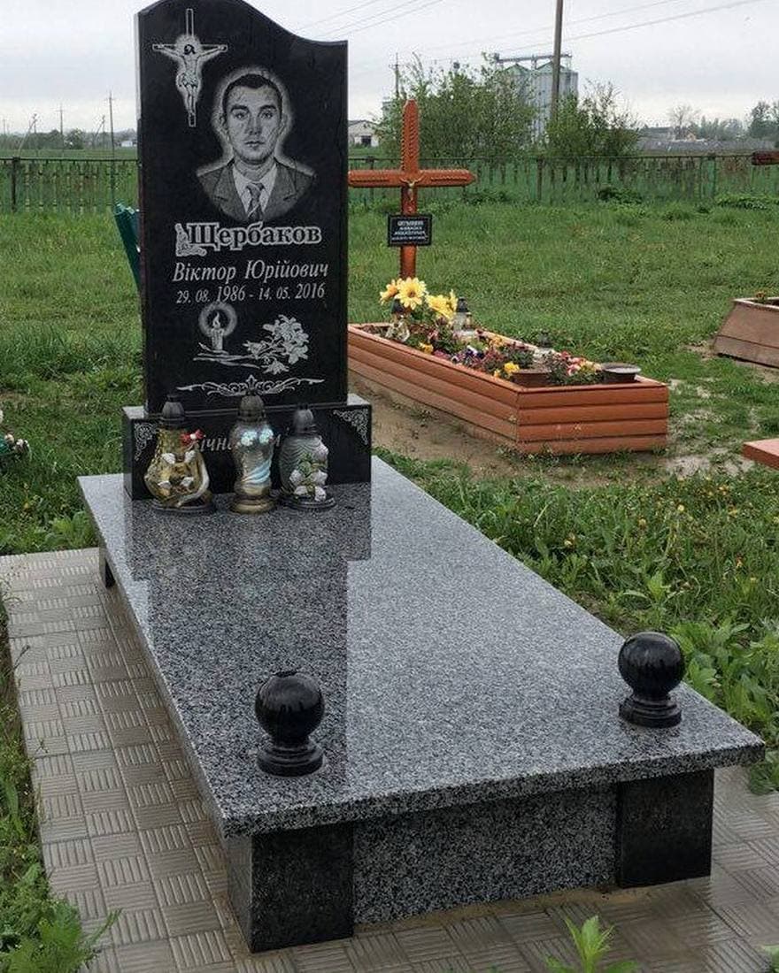 Одинарний памʼятник О-03 — граніт