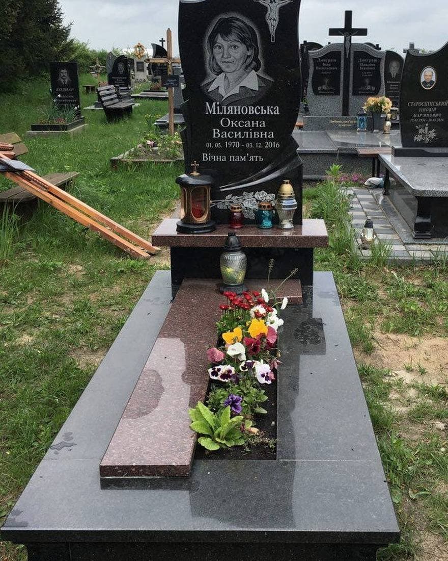 Одинарний памʼятник О-04 — граніт